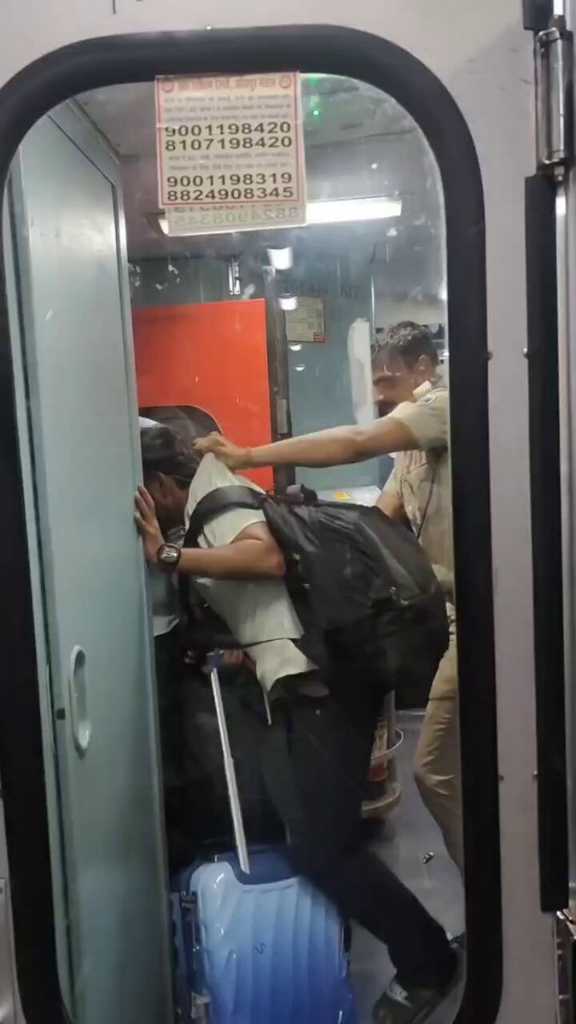 ये कैसी तानाशाही है? चलती ट्रेन से युवक को बाहर फेंकने लगा पुलिसवाला