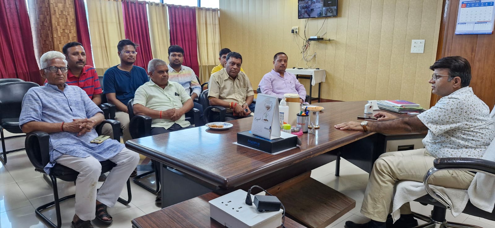 व्यापारी समाज की अनूठी पहल : मेडिकल कॉलेज तिर्वा को भेंट की 10 तीन-सीटर बेंच