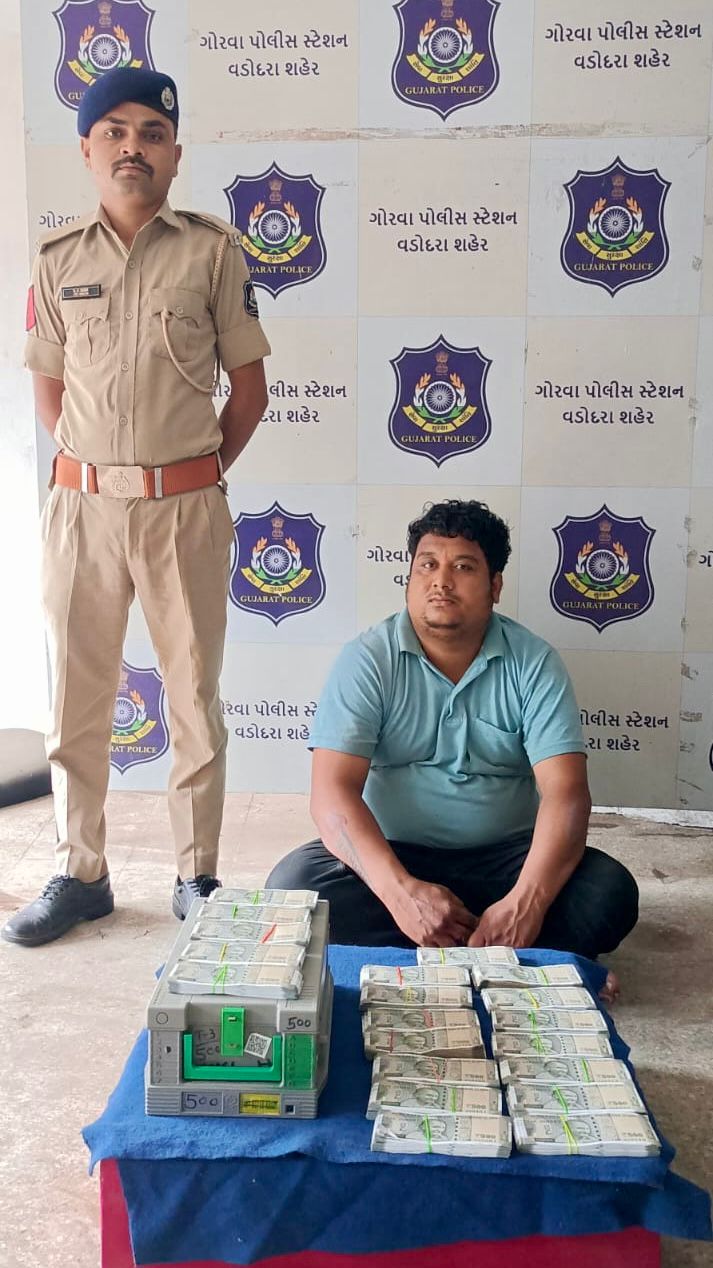वडोदरा : एटीएम से ₹9.99 लाख कैश चोरी करने वाला आरोपी गिरफ्तार वडोदरा : एटीएम से ₹9.99 लाख कैश चोरी करने वाला आरोपी गिरफ्तार
