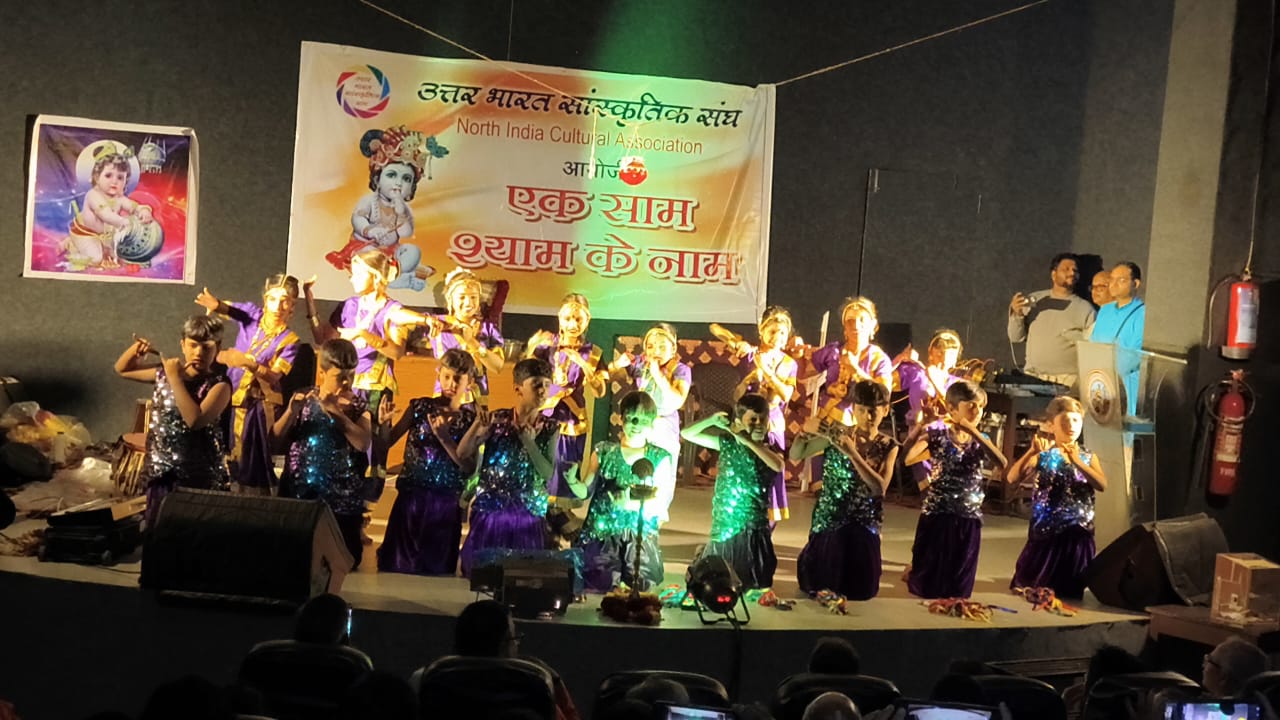 वडोदरा : “एक शाम श्याम के नाम” में भक्ति रस में डूबे श्रद्धालु