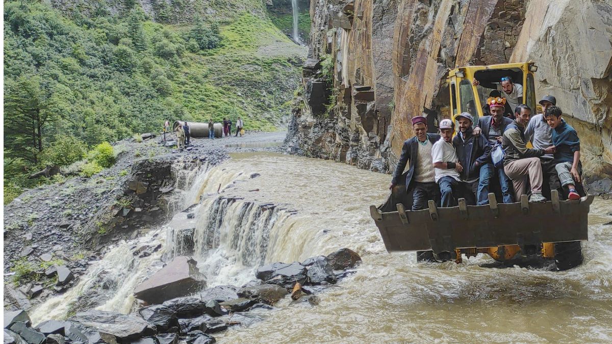 हिमाचल प्रदेश में भारी बारिश से हालात गंभीर, कई मार्ग बंद हिमाचल प्रदेश में भारी बारिश से हालात गंभीर, कई मार्ग बंद