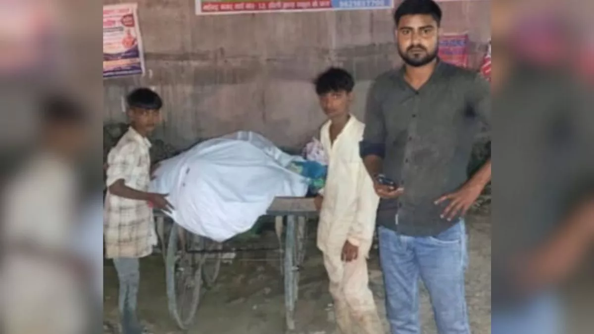 3 दिन तक पिता के शव के पास रोते रहे बच्चे, मदद नहीं मिली तो ठेले पर रखी लाश फिर.. 3 दिन तक पिता के शव के पास रोते रहे बच्चे, मदद नहीं मिली तो ठेले पर रखी लाश फिर..