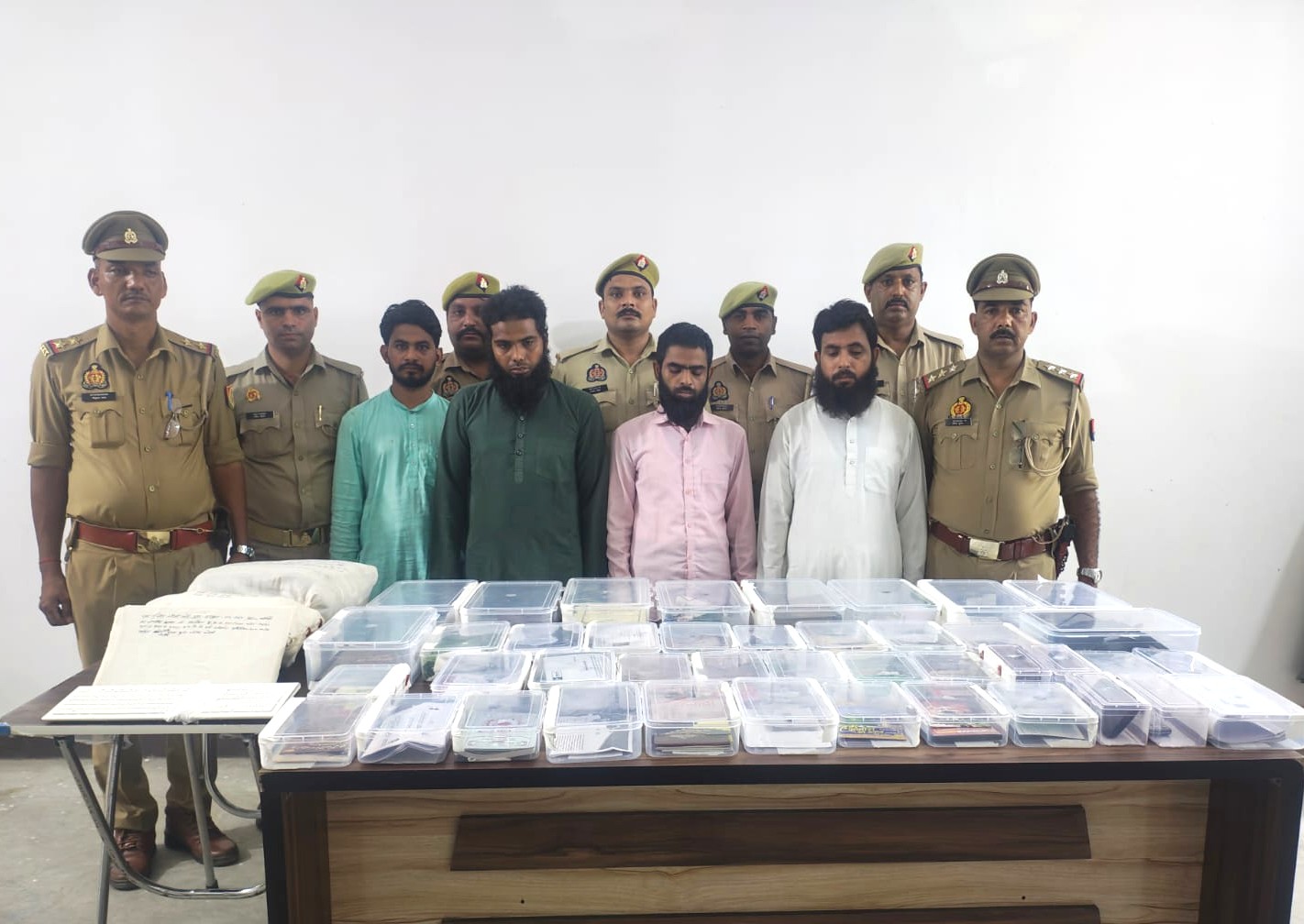 बरेली में धर्मांतरण गिरोह का भंडाफोड़, मदरसे से 6 आरोपी गिरफ्तार बरेली में धर्मांतरण गिरोह का भंडाफोड़, मदरसे से 6 आरोपी गिरफ्तार