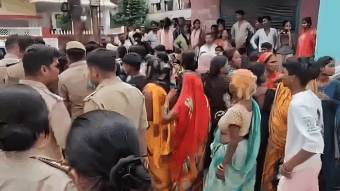 गोरखपुर में बवाल : AAP नेता की मौत के बाद कार्यकर्ता उग्र, पुलिस से झड़प में SHO घायल गोरखपुर में बवाल : AAP नेता की मौत के बाद कार्यकर्ता उग्र, पुलिस से झड़प में SHO घायल