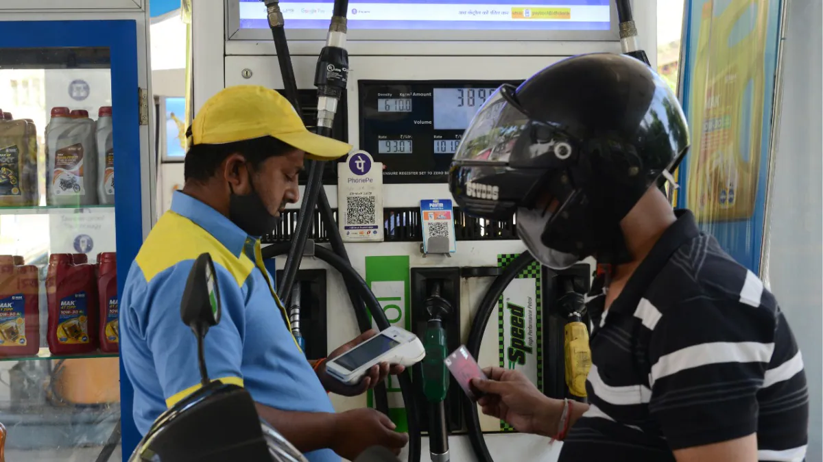 यूपी में 1 से  30 सितंबर चलेगा नो हेलमेट, नो फ्यूल अभियान... IOCL, BPCL और HPCL को दिया गया ये निर्देश