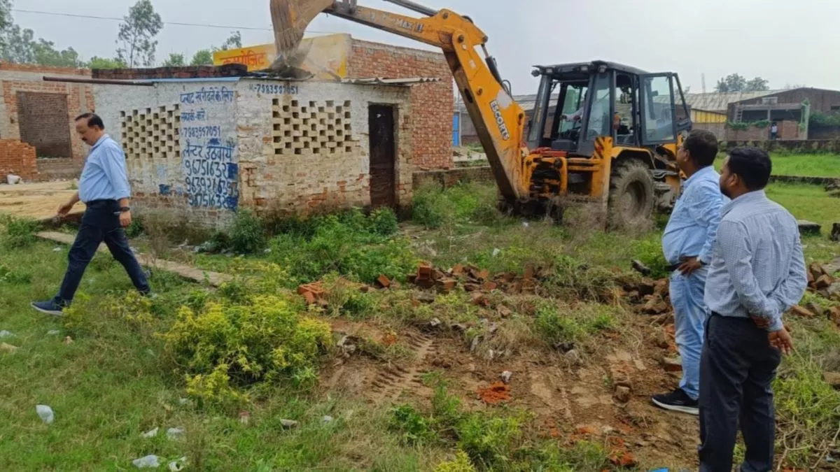 आठ बीघा भूमि पर अवैध रूप से हो रही थी प्लाटिंग पर चला बुलडोजर