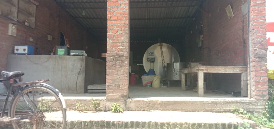 बरसठी में डेरी सेंटर से चोरी, चोर ले उड़े महंगी मशीन और नकदी