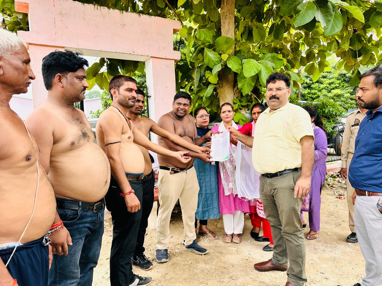 अयोध्या: रुदौली प्रभारी निरीक्षक के खिलाफ अर्धनग्न होकर पत्रकारों ने सौंपा ज्ञापन, मुख्यमंत्री से की कड़ी कार्रवाई की अयोध्या: रुदौली प्रभारी निरीक्षक के खिलाफ अर्धनग्न होकर पत्रकारों ने सौंपा ज्ञापन, मुख्यमंत्री से की कड़ी कार्रवाई की