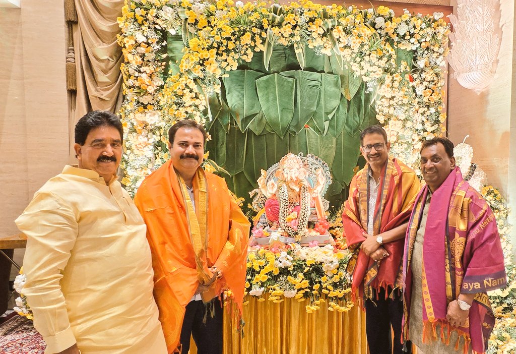 मुंबई : उद्योगपति ज्ञान प्रकाश सिंह के निवास पर गणेश उत्सव, भाजपा नेताओं और आरटीआई कार्यकर्ता ने लिया आशीर्वाद