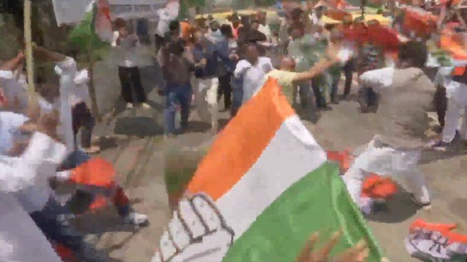 पीएम मोदी को अपशब्द कहने पर पटना में हंगामा, बीजेपी-कांग्रेस कार्यकर्ताओं ने एक-दूसरे पर किया हमला पीएम मोदी को अपशब्द कहने पर पटना में हंगामा, बीजेपी-कांग्रेस कार्यकर्ताओं ने एक-दूसरे पर किया हमला