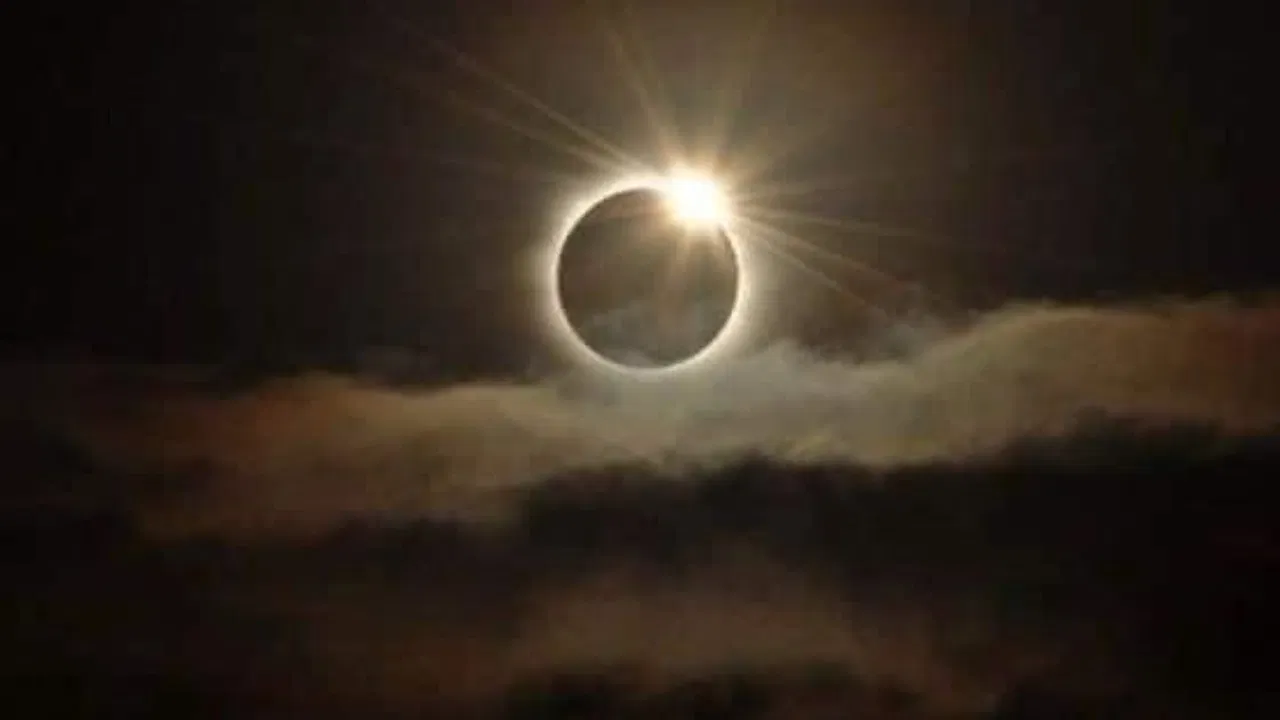 3.5 घंटे का होगा चंद्र ग्रहण, सूतक काल में बंद रहेंगे मंदिरों के कपाट