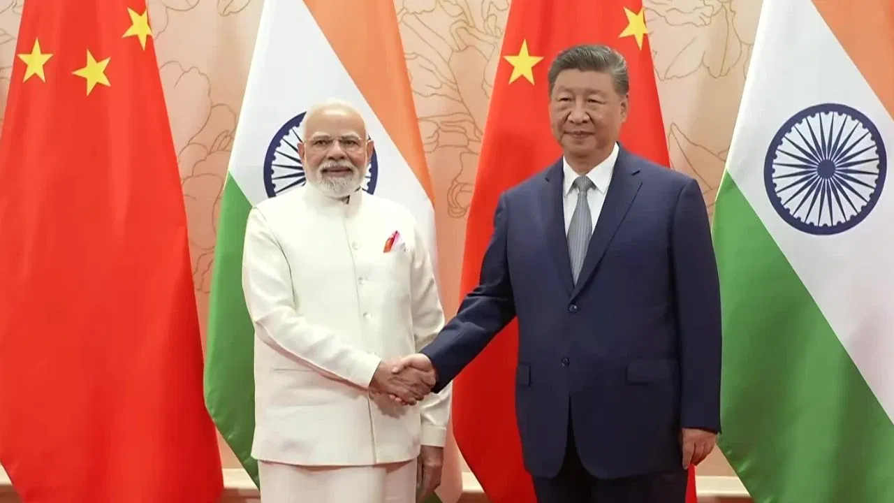 मोदी और जिनपिंग की 1 घंटे तक मुलाकात, PM ने कहा- बॉर्डर पर शांति, चीनी राष्ट्रपति बोले- ड्रैगन और हाथी का साथ आना जरूरी मोदी और जिनपिंग की 1 घंटे तक मुलाकात, PM ने कहा- बॉर्डर पर शांति, चीनी राष्ट्रपति बोले- ड्रैगन और हाथी का साथ आना जरूरी
