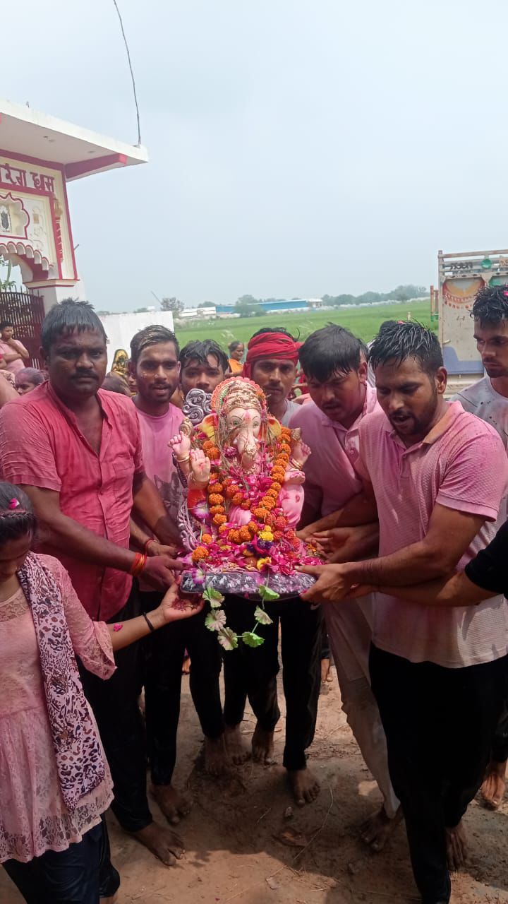 उन्नाव : धूमधाम से संपन्न हुआ गणेश महोत्सव, नौगवां तौरा में पाँच दिन तक गूंजे गणपति बप्पा के जयकारे, भक्तों ने नम आँखों से किया विसर्जन उन्नाव : धूमधाम से संपन्न हुआ गणेश महोत्सव, नौगवां तौरा में पाँच दिन तक गूंजे गणपति बप्पा के जयकारे, भक्तों ने नम आँखों से किया विसर्जन