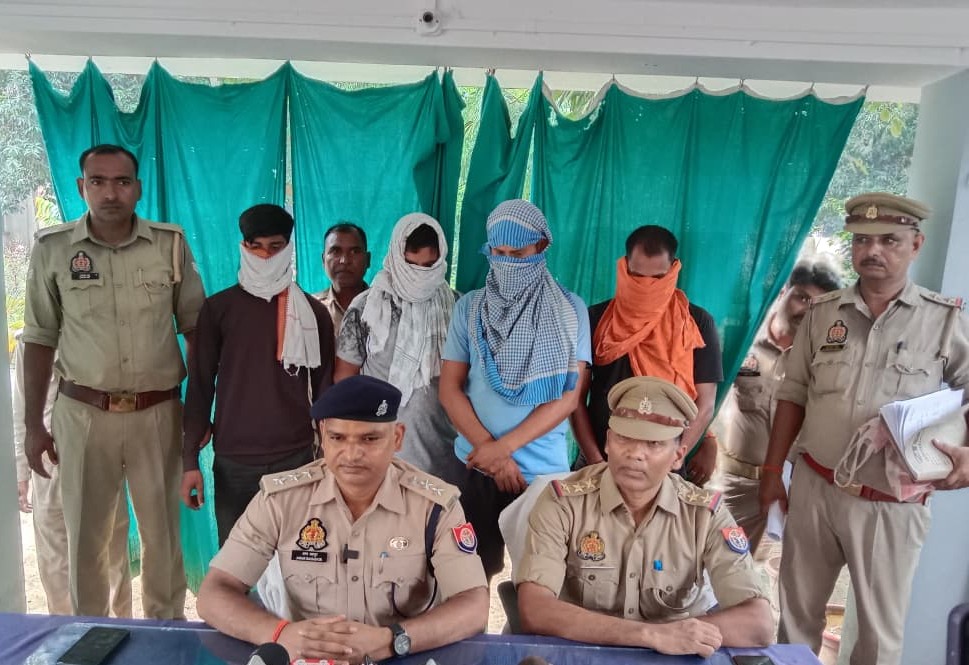 मीरजापुर पुलिस की बड़ी कार्रवाई - भैंस चोर गिरोह के चार सदस्य गिरफ्तार, 2 भैंसें, पिकअप वाहन और नकदी बरामद