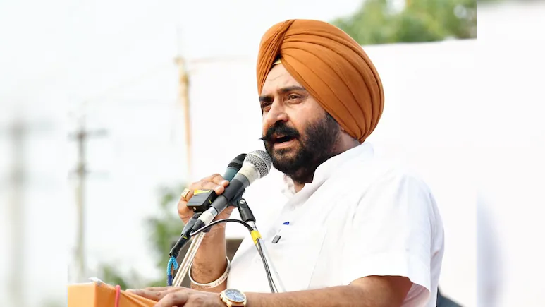 पंजाब में AAP विधायक हरमीत सिंह पुलिस हिरासत से फरार, पुलिसकर्मियों पर वैन चढ़ाई पंजाब में AAP विधायक हरमीत सिंह पुलिस हिरासत से फरार, पुलिसकर्मियों पर वैन चढ़ाई
