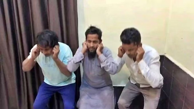 वाराणसी: 12 साल की हिंदू लड़की का मुस्लिम युवक से कराया निकाह, मौलवी समेत 5 गिरफ्तार वाराणसी: 12 साल की हिंदू लड़की का मुस्लिम युवक से कराया निकाह, मौलवी समेत 5 गिरफ्तार