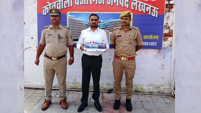 विशेष सचिव हूं ... चेकिंग को रोका तो थमा दिया IAS का कार्ड, कार के अंदर झांकते ही पुलिस ने किया गिरफ्तार विशेष सचिव हूं ... चेकिंग को रोका तो थमा दिया IAS का कार्ड, कार के अंदर झांकते ही पुलिस ने किया गिरफ्तार