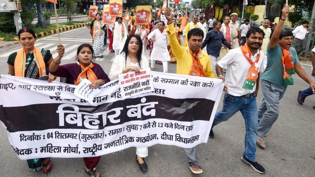 कहीं जलाए टायर तो कहीं सड़कों पर बैठ नारेबाजी, पीएम मोदी की मां को गाली पर बीजेपी का ऐसा बिहार बंद कहीं जलाए टायर तो कहीं सड़कों पर बैठ नारेबाजी, पीएम मोदी की मां को गाली पर बीजेपी का ऐसा बिहार बंद