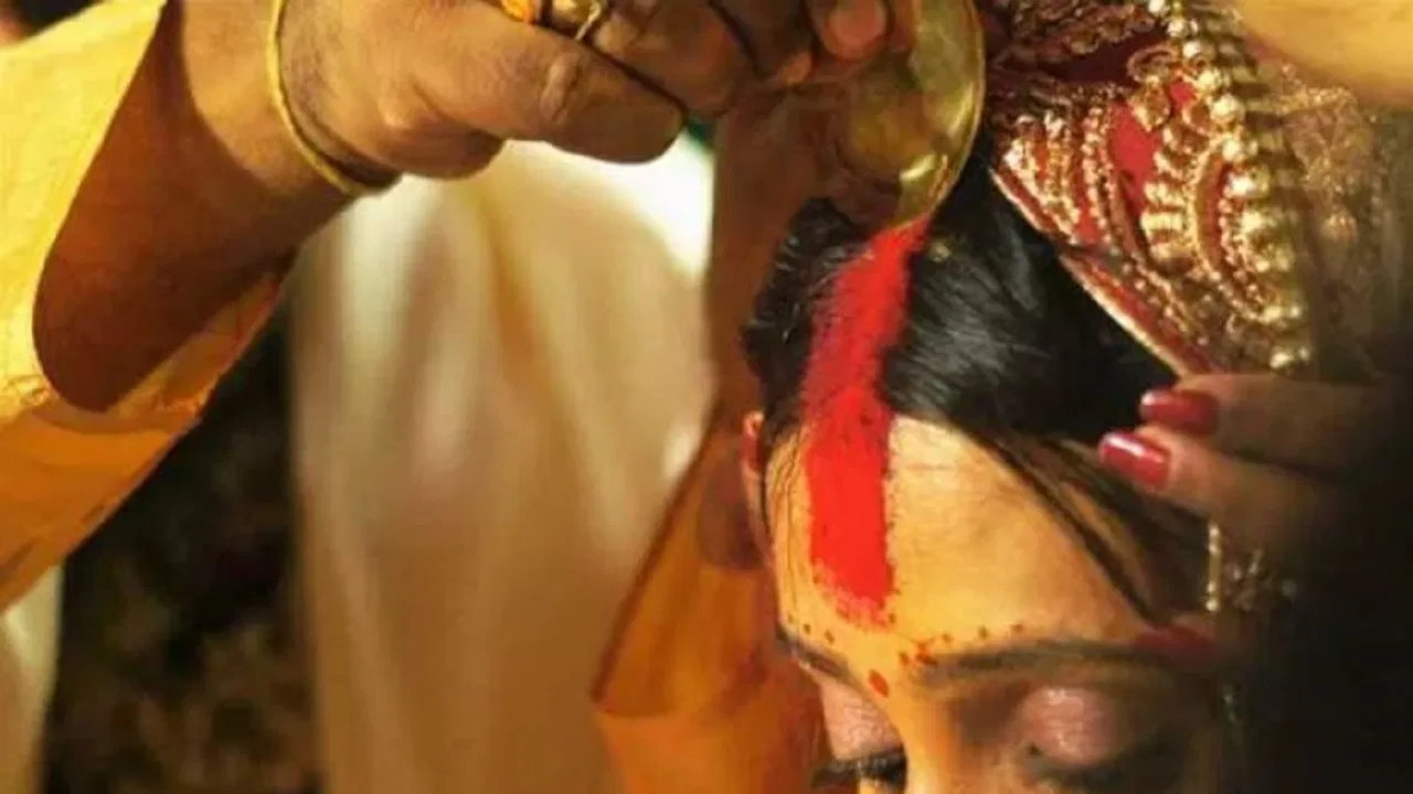 कुशीनगर -60 साल के बुजुर्ग ने मंदिर में भरी नाबालिग लड़की की मांग, बोला- अब ये मेरी बीवी… फिर जंगल ले जाकर किया रेप कुशीनगर -60 साल के बुजुर्ग ने मंदिर में भरी नाबालिग लड़की की मांग, बोला- अब ये मेरी बीवी… फिर जंगल ले जाकर किया रेप