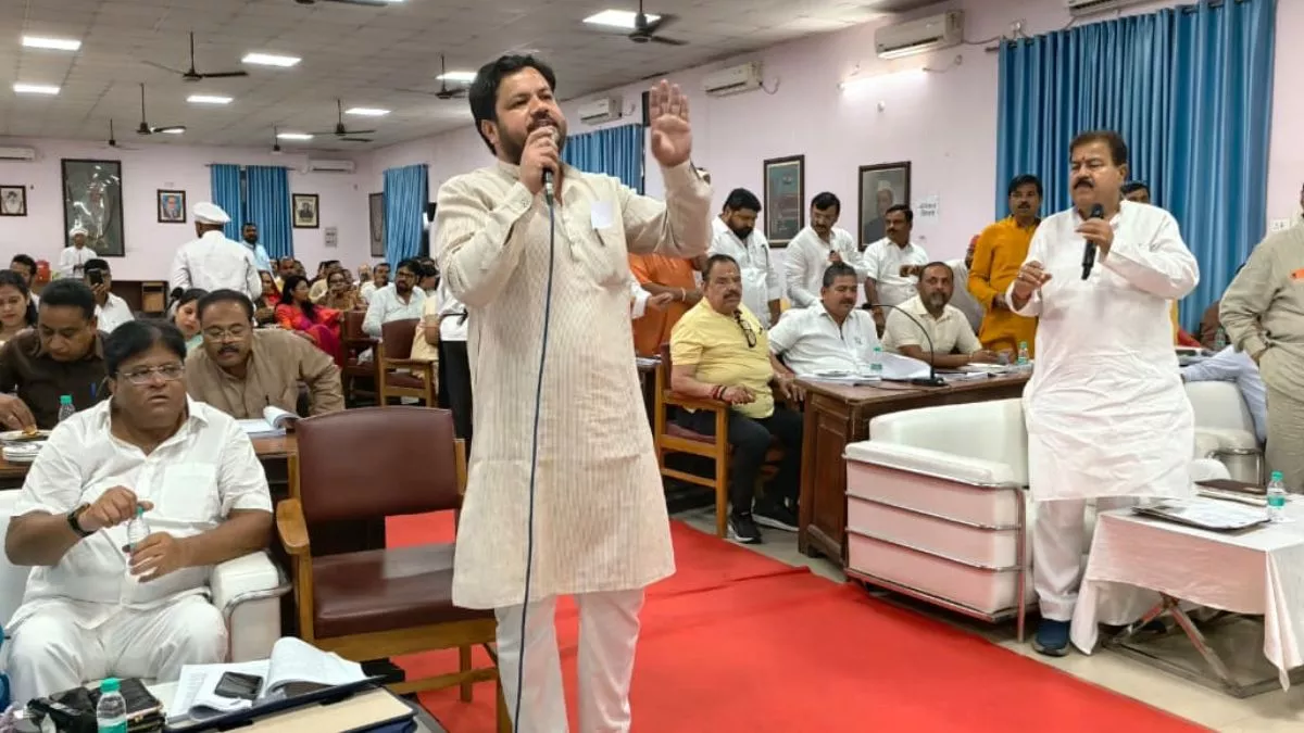 लखनऊ नगर निगम सदन की बैठक में पार्षदों का हंगामा, मेयर सुषमा खर्कवाल सदन छोड़कर निकलीं