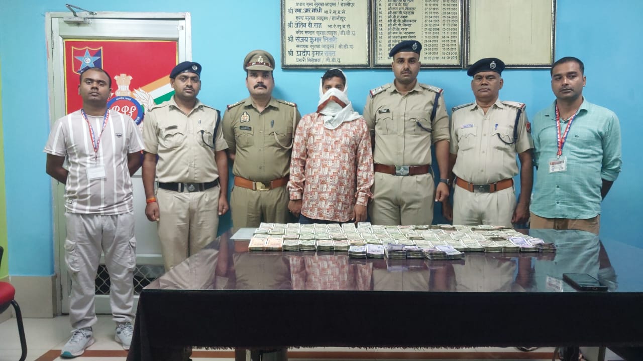 DDU जंक्शन पर संदिग्ध यात्री के बैग से 35.60 लाख रुपये नकद बरामद, जांच में जुटी आरपीएफ टीम... DDU जंक्शन पर संदिग्ध यात्री के बैग से 35.60 लाख रुपये नकद बरामद, जांच में जुटी आरपीएफ टीम...