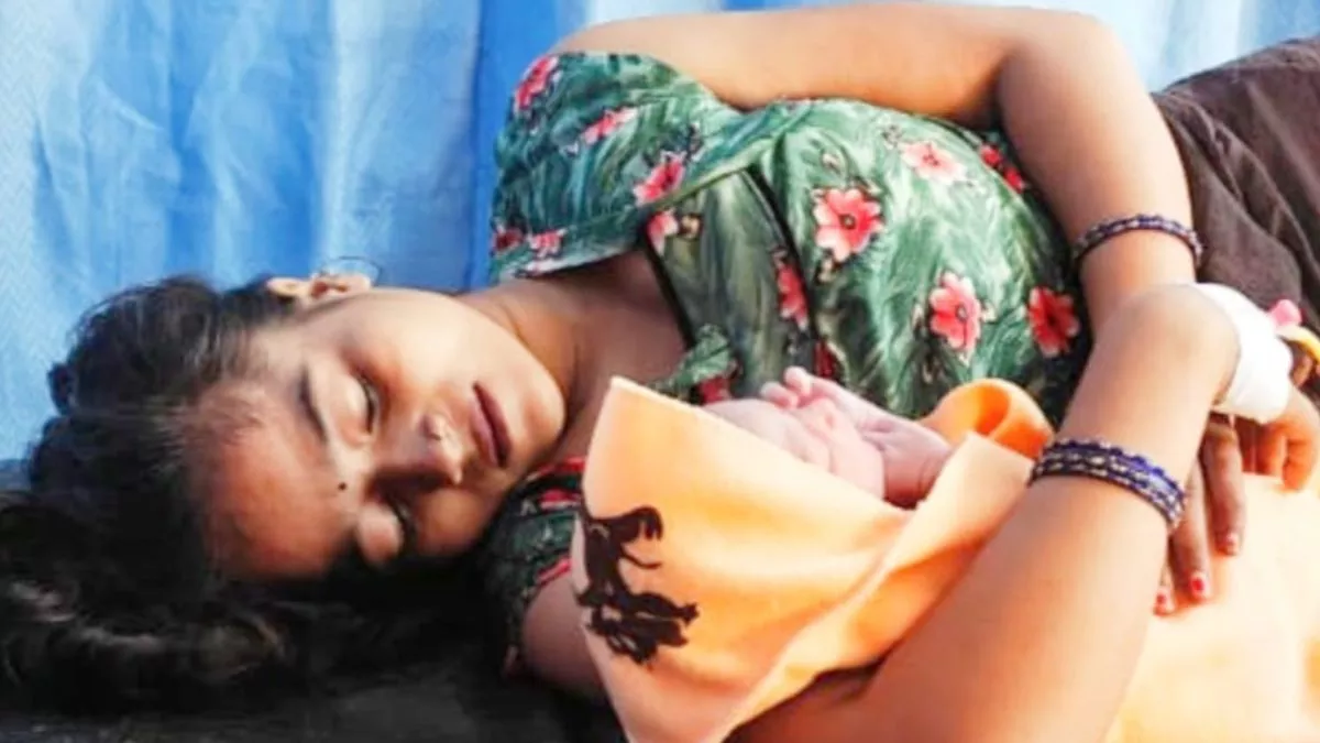 बाढ़ के बीच पैदा हुआ बेटा, पूरे गांव ने नाम रख दिया सैलाब; मिलने लगी बधाईयां बाढ़ के बीच पैदा हुआ बेटा, पूरे गांव ने नाम रख दिया सैलाब; मिलने लगी बधाईयां