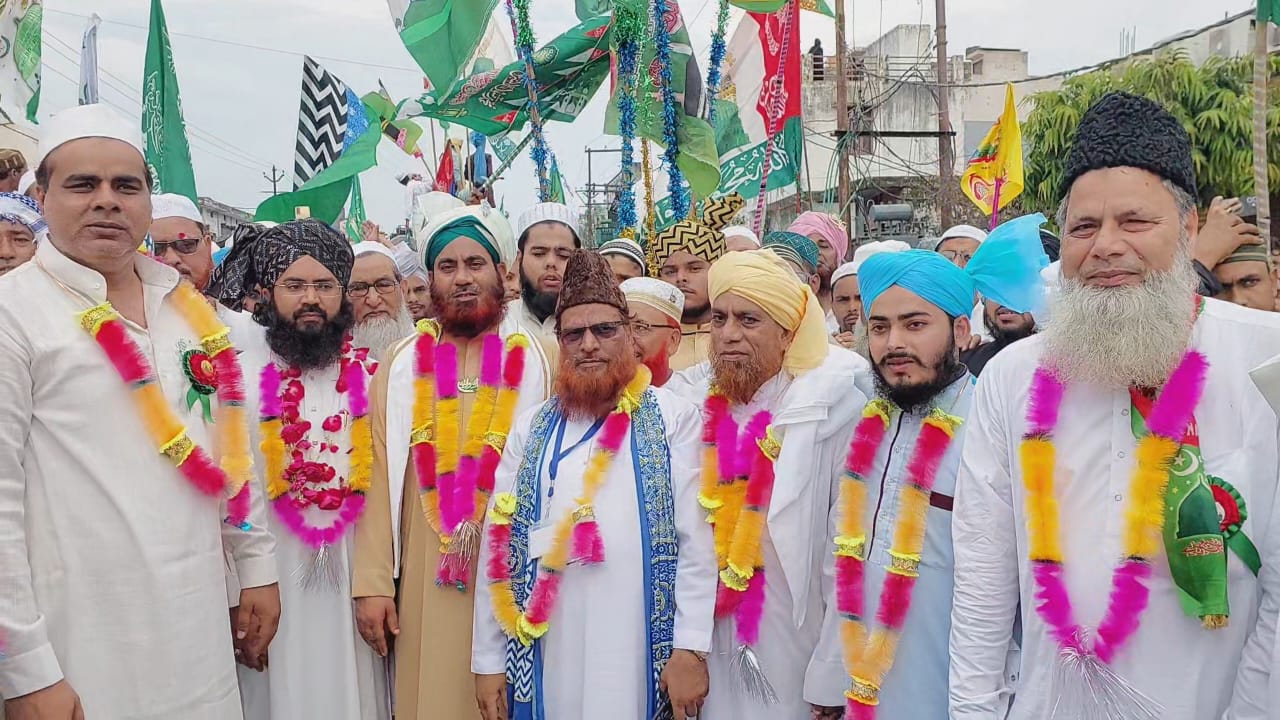 बिलारी सरकार की आमद- मरहबा, मदनी की आमद -मरहबा की सदाओं के साथ निकला जुलूस ए मोहम्मदी