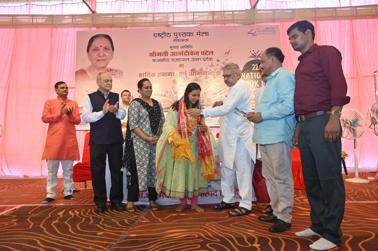 बलरामपुर गार्डन में 22वां पुस्तक मेला : दूसरा दिन- नयी किताबों में है किस कहानी और माटी की गंध