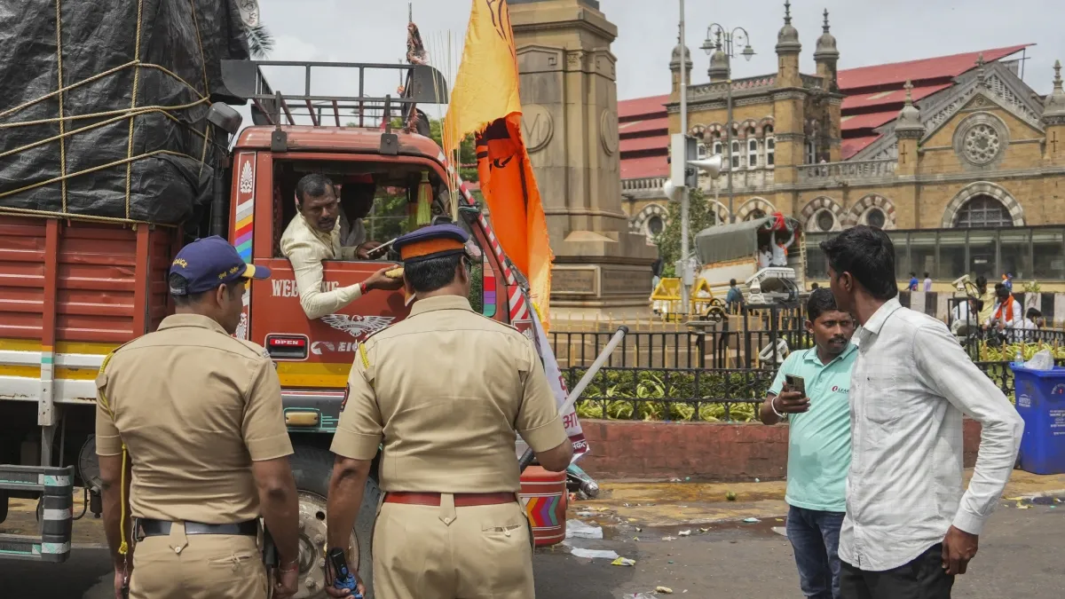 34 गाड़ियों में रखा 400 किलो RDX, पूरा शहर हिला देंगे, मुंबई ट्रैफिक पुलिस को मिली धमकी, पूरे राज्य की सुरक्षा बढ़ाई गई 34 गाड़ियों में रखा 400 किलो RDX, पूरा शहर हिला देंगे, मुंबई ट्रैफिक पुलिस को मिली धमकी, पूरे राज्य की सुरक्षा बढ़ाई गई
