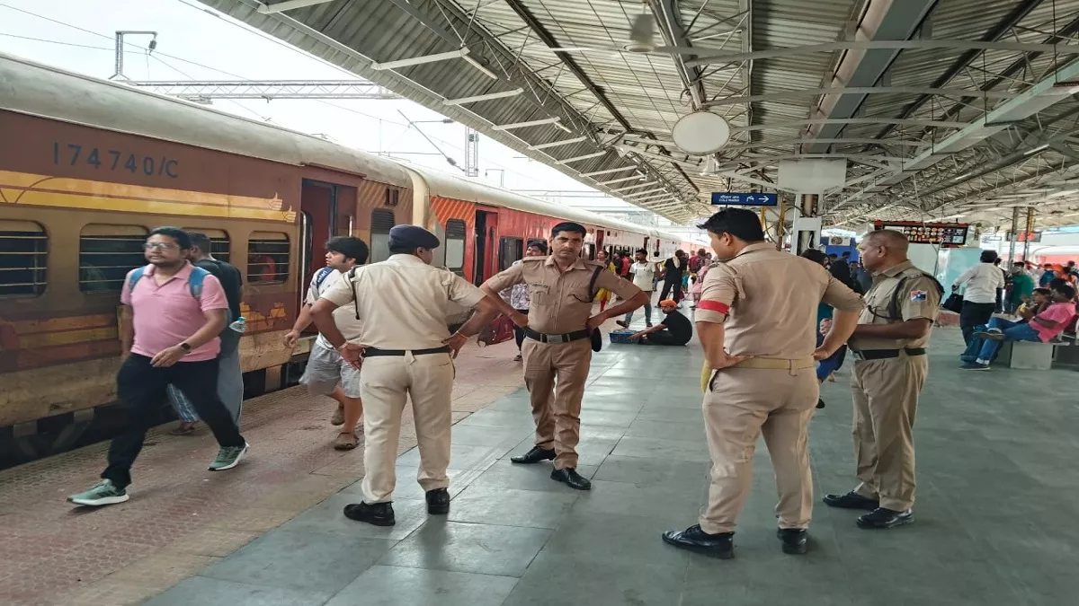 प्रयागराज में सीमांचल एक्सप्रेस से 30 बच्चे Rescued, बिहार से ले जाए जा रहे थे, पांच दिन में दूसरी घटना, मानव तस्करी की आशंका प्रयागराज में सीमांचल एक्सप्रेस से 30 बच्चे Rescued, बिहार से ले जाए जा रहे थे, पांच दिन में दूसरी घटना, मानव तस्करी की आशंका
