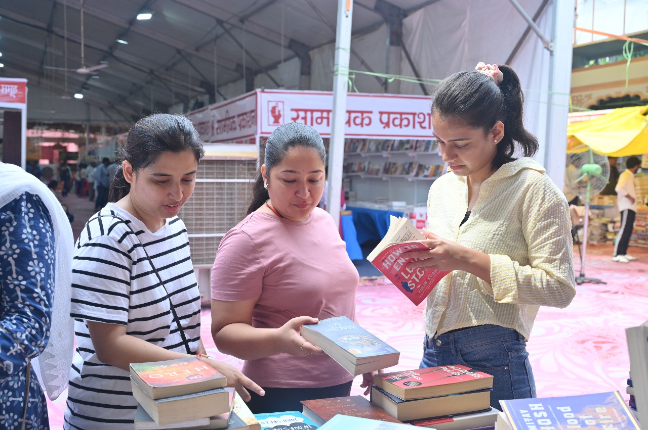 बलरामपुर गार्डन में 22वां पुस्तक मेला : तीसरा दिन - एक ओर गीता दूसरी तरफ असल जासूसी और अपराधिक कथाएं बलरामपुर गार्डन में 22वां पुस्तक मेला : तीसरा दिन - एक ओर गीता दूसरी तरफ असल जासूसी और अपराधिक कथाएं