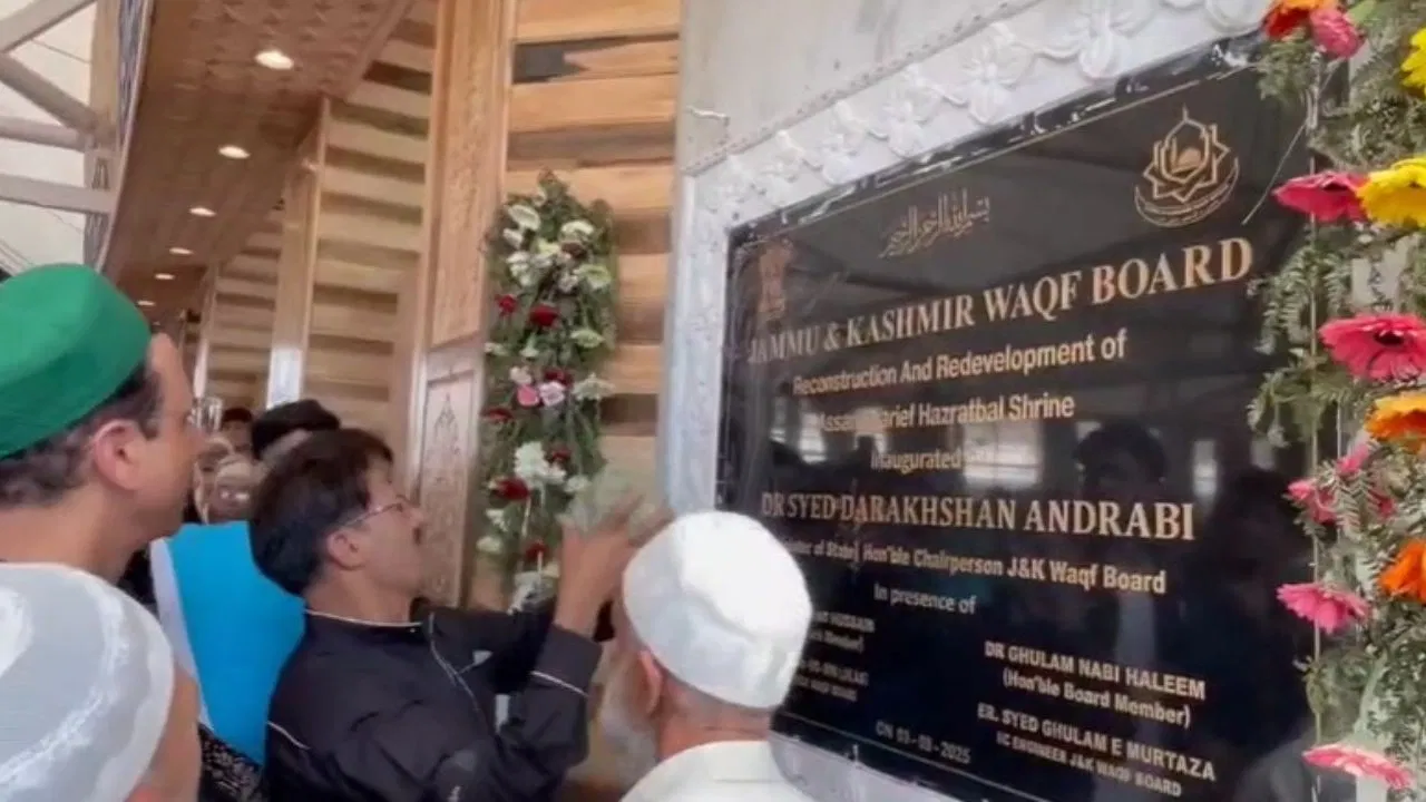 श्रीनगर हज़रतबल दरगाह में अशोक स्तंभ तोड़ने पर बवाल, वक्फ बोर्ड ने बताया राष्ट्रविरोधी हमला