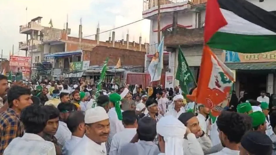 अमेठी: बारावफात जुलूस के दौरान माहौल बिगाड़ने की कोशिश, अराजक तत्वों ने लहराया फिलिस्तीनी झंडा