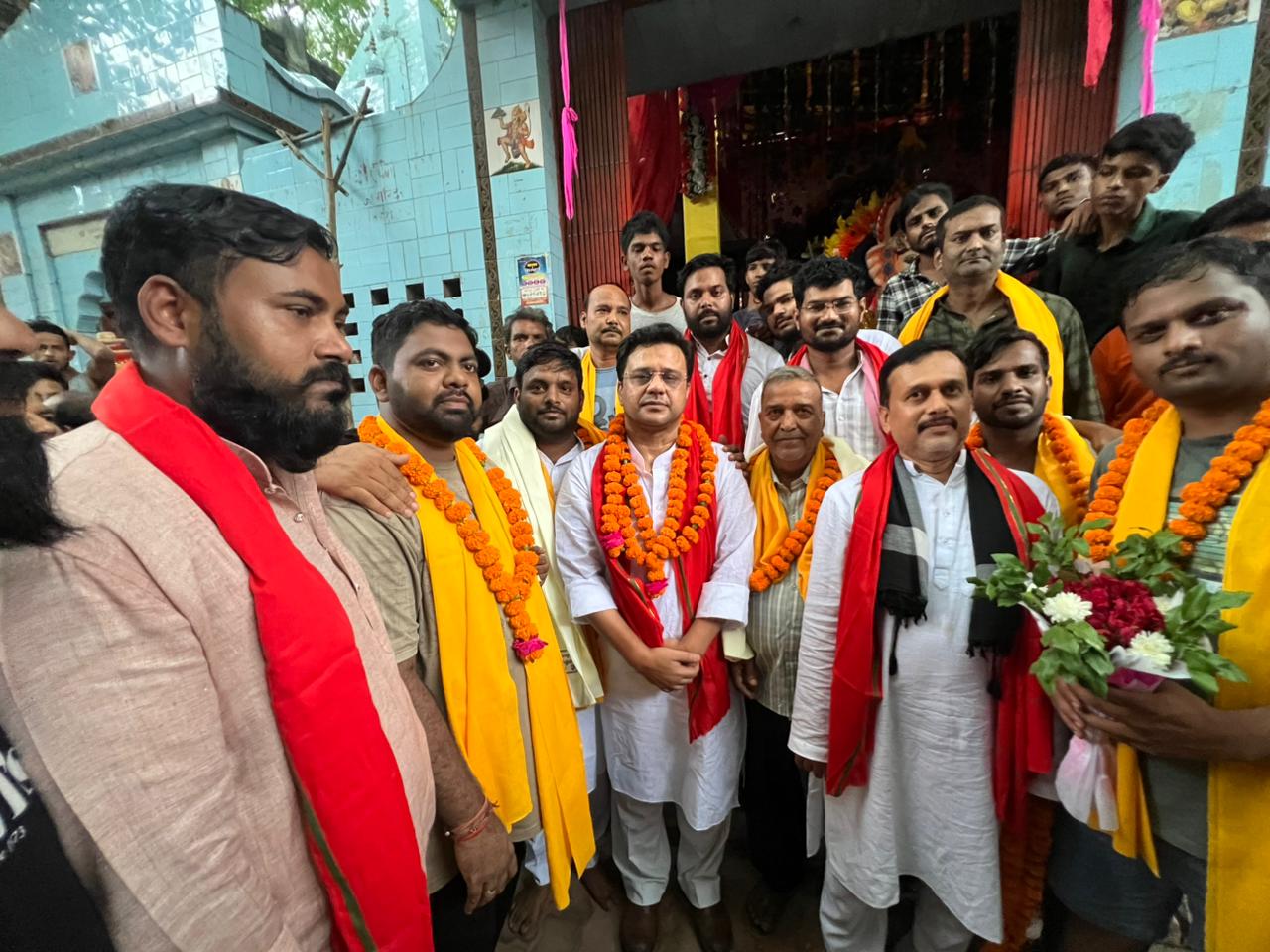 गणेश महोत्सव में पहुँचे पूर्व मंत्री यासर शाह, युवाओं का बढ़ाया हौसला गणेश महोत्सव में पहुँचे पूर्व मंत्री यासर शाह, युवाओं का बढ़ाया हौसला