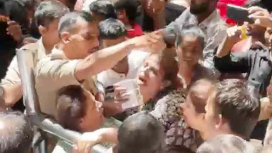 बांके बिहारी मंदिर में महिला श्रद्धालुओं और सुरक्षा गार्डों में मारपीट, वीडियो वायरल बांके बिहारी मंदिर में महिला श्रद्धालुओं और सुरक्षा गार्डों में मारपीट, वीडियो वायरल