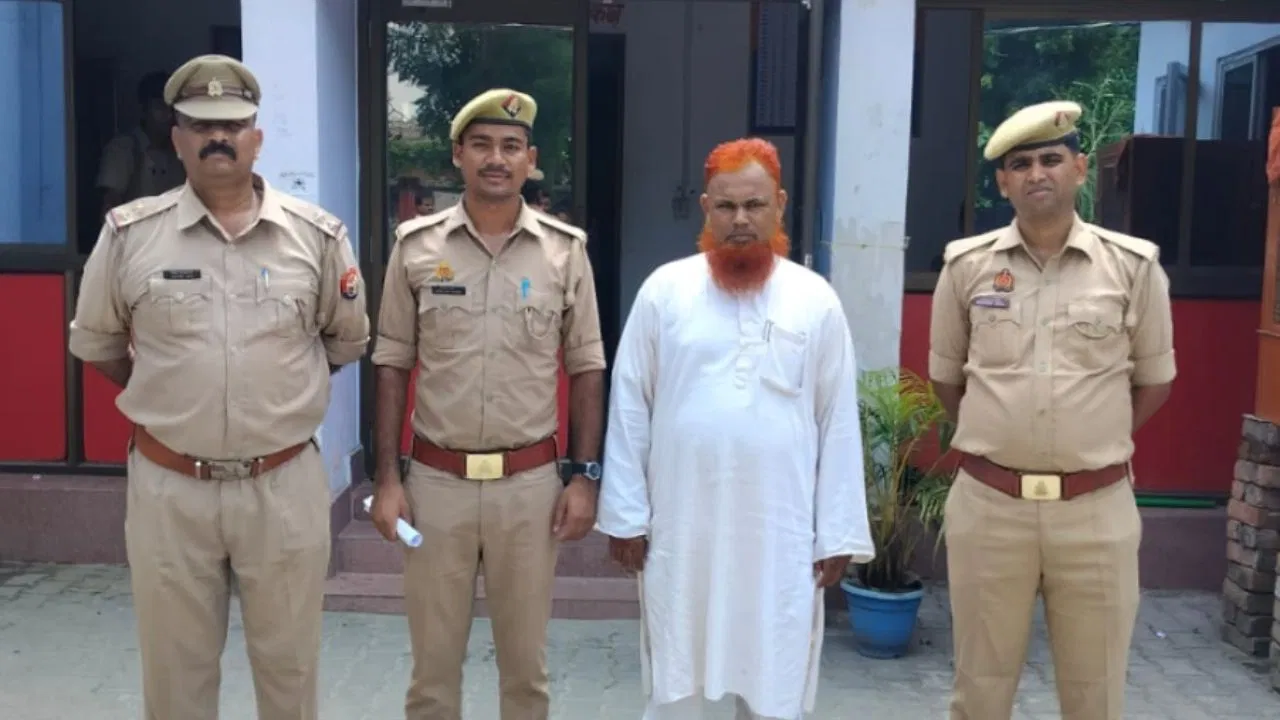 पिता काट रहा जेल, बेटे का मौलाना ने करा दिया धर्म परिवर्तन; बिपिन से बनाया ‘नूर आलम’ पिता काट रहा जेल, बेटे का मौलाना ने करा दिया धर्म परिवर्तन; बिपिन से बनाया ‘नूर आलम’