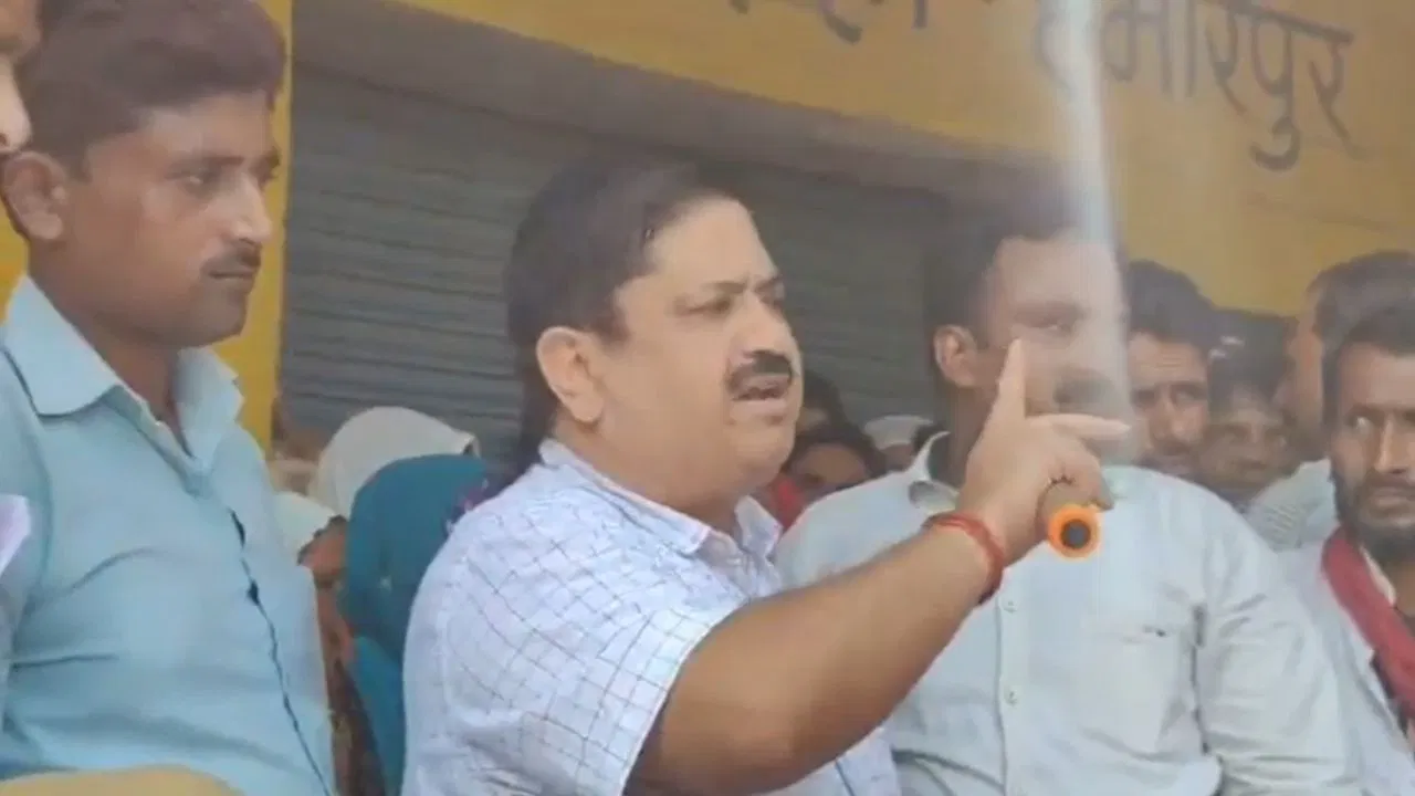 ‘एक झापड़ मरूंगा पेशाब कर दोगे’… SDM साहब को आ गया गुस्सा, किसान को दी धमकी ‘एक झापड़ मरूंगा पेशाब कर दोगे’… SDM साहब को आ गया गुस्सा, किसान को दी धमकी