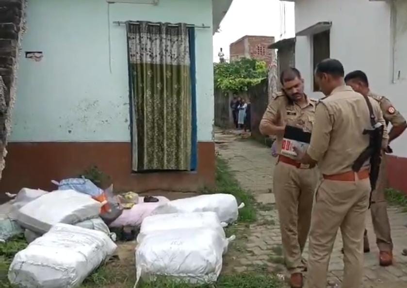 कुशीनगर : गांव में पटाखों का काला कारोबार, घर के बाहर बरामद हुई 14 बोरी अवैध पटाखे कुशीनगर : गांव में पटाखों का काला कारोबार, घर के बाहर बरामद हुई 14 बोरी अवैध पटाखे