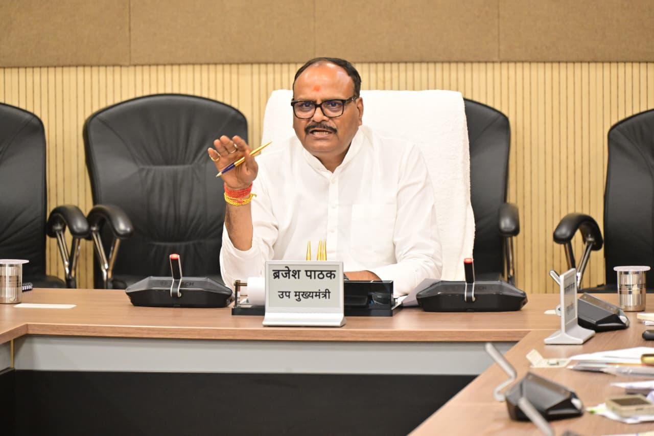 लखनऊ : स्वास्थ्य सेवाओं में लापरवाही पर डिप्टी सीएम ब्रजेश पाठक सख्त, दोषियों पर होगी कार्रवाई लखनऊ : स्वास्थ्य सेवाओं में लापरवाही पर डिप्टी सीएम ब्रजेश पाठक सख्त, दोषियों पर होगी कार्रवाई