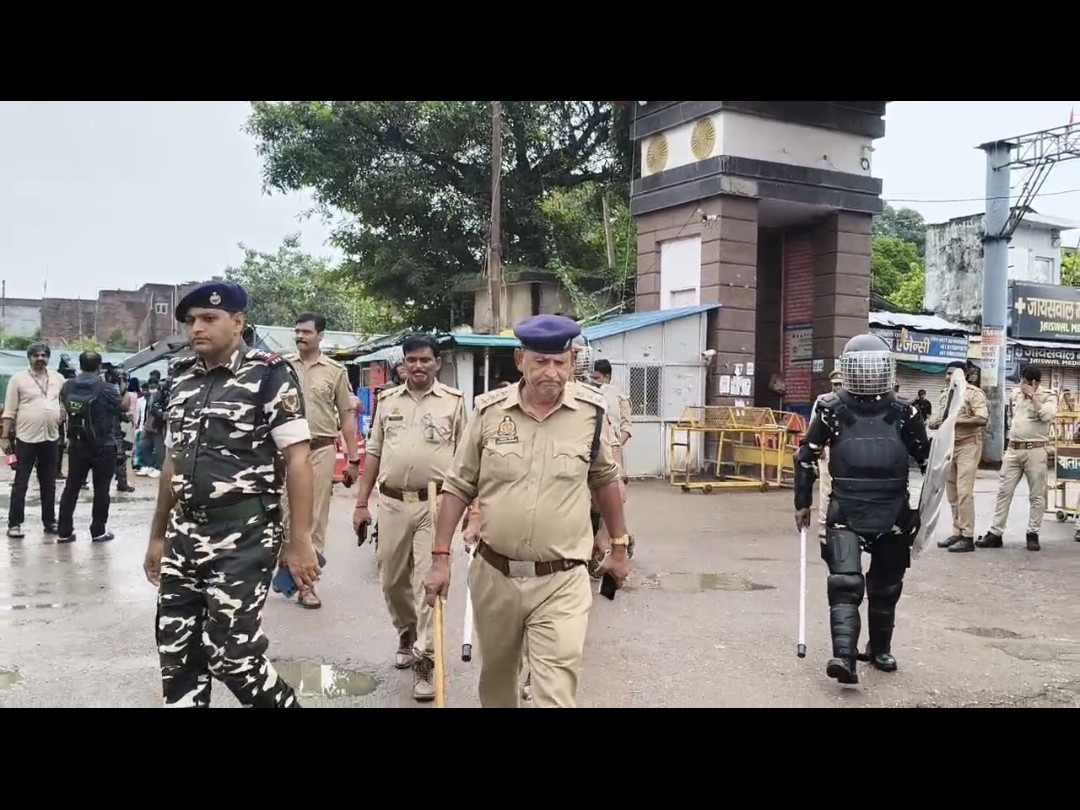 लखनऊ: नेपाल में हिंसा के बीच UP पुलिस ने बढ़ाई सुरक्षा, सीमावर्ती जिलों में PAC तैनात लखनऊ: नेपाल में हिंसा के बीच UP पुलिस ने बढ़ाई सुरक्षा, सीमावर्ती जिलों में PAC तैनात