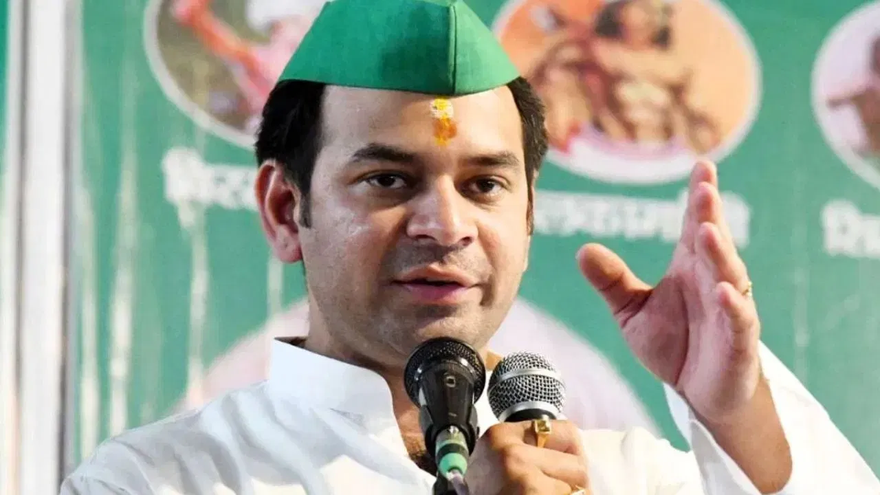 सिर्फ नाच रहा, गा रहा… अपने छोटे भाई के विधानसभा राघोपुर पहुंचे तेज प्रताप, बोले- तेजस्वी फेल सिर्फ नाच रहा, गा रहा… अपने छोटे भाई के विधानसभा राघोपुर पहुंचे तेज प्रताप, बोले- तेजस्वी फेल