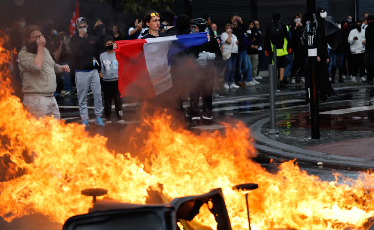 फ्रांस में ‘ब्लॉक एवरीथिंग’ आंदोलन से हंगामा, राजधानी पेरिस में बवाल फ्रांस में ‘ब्लॉक एवरीथिंग’ आंदोलन से हंगामा, राजधानी पेरिस में बवाल