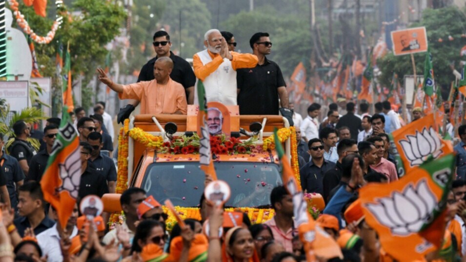 PM मोदी का वाराणसी में रोड शो, थोड़ी देर में मॉरिशस के पीएम से मिलेंगे