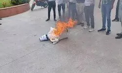 рд▓рдЦрдирдК рд╡рд┐рд╡рд┐ рдореЗрдВ рд╡рд┐рд░реЛрдз рдкреНрд░рджрд░реНрд╢рди, BCCI рдХрд╛ рдкреБрддрд▓рд╛ рдлреВрдВрдХрд╛ рд▓рдЦрдирдК рд╡рд┐рд╡рд┐ рдореЗрдВ рд╡рд┐рд░реЛрдз рдкреНрд░рджрд░реНрд╢рди, BCCI рдХрд╛ рдкреБрддрд▓рд╛ рдлреВрдВрдХрд╛