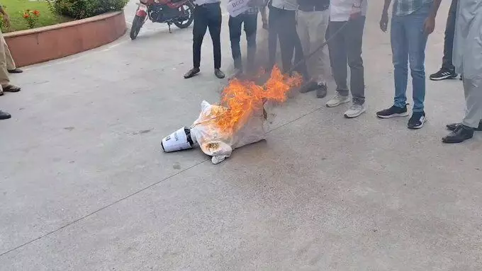 लखनऊ विवि में विरोध प्रदर्शन, BCCI का पुतला फूंका लखनऊ विवि में विरोध प्रदर्शन, BCCI का पुतला फूंका