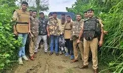 गोरखपुर में NEET की तैयारी कर रहे छात्र दीपक गुप्ता की बेरहमी से हत्या कर दी गई थी. इस मर्डर केस से जुड़े एक पशु तस्कर का पुलिस ने एनकाउंटर कर दिया है. इसका नाम रहीम है. पुलिस ने इसे जख्मी हाल में अस्पताल में भर्ती कराया है. इसके अलावा अन्य 2 बदमाशों छोटू और राजू को भी पुलिस ने गिरफ्तार कर लिया है. गोरखपुर में NEET की तैयारी कर रहे छात्र दीपक गुप्ता की बेरहमी से हत्या कर दी गई थी. इस मर्डर केस से जुड़े एक पशु तस्कर का पुलिस ने एनकाउंटर कर दिया है. इसका नाम रहीम है. पुलिस ने इसे जख्मी हाल में अस्पताल में भर्ती कराया है. इसके अलावा अन्य 2 बदमाशों छोटू और राजू को भी पुलिस ने गिरफ्तार कर लिया है.