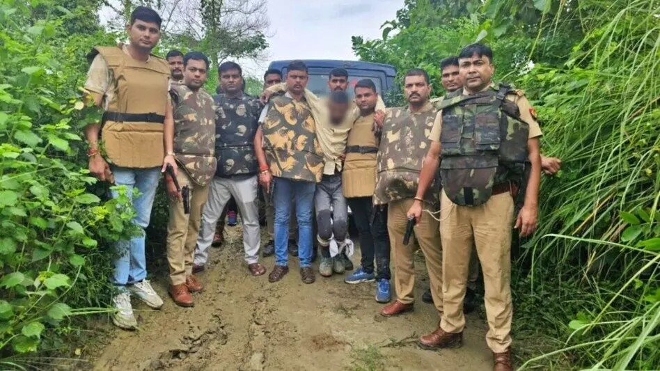 गोरखपुर में NEET की तैयारी कर रहे छात्र दीपक गुप्ता की बेरहमी से हत्या कर दी गई थी. इस मर्डर केस से जुड़े एक पशु तस्कर का पुलिस ने एनकाउंटर कर दिया है. इसका नाम रहीम है. पुलिस ने इसे जख्मी हाल में अस्पताल में भर्ती कराया है. इसके अलावा अन्य 2 बदमाशों छोटू और राजू को भी पुलिस ने गिरफ्तार कर लिया है.