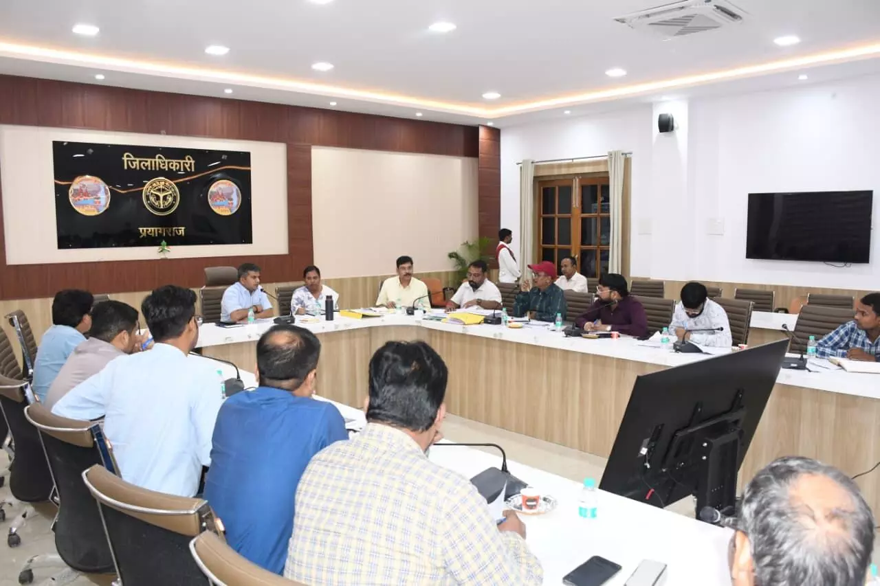 जिलाधिकारी ने जल जीवन मिशन की समीक्षा बैठक में अधिकारियों को दिए सख्त निर्देश