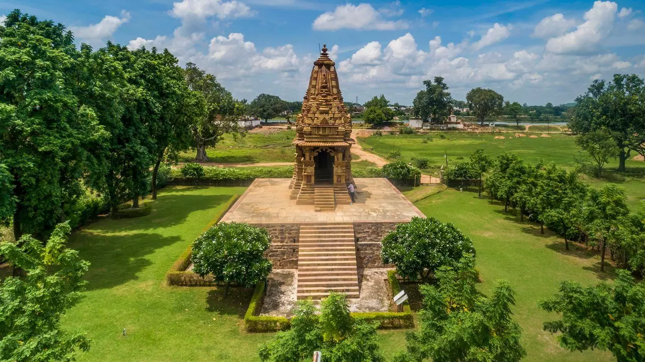 खजुराहो जावरी मंदिर प्रकरण : VHP ने CJI की टिप्पणी पर जताई नाराज़गी, कहा- आस्था का उपहास अस्वीकार्य