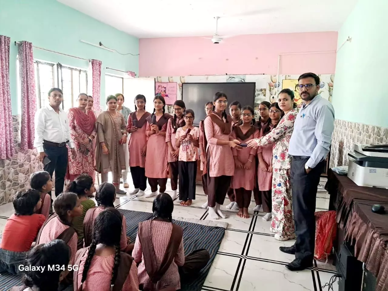 बिलारी। छात्राओं को मिला उज्ज्वल भविष्य का नजरिया, स्वास्थ्य विभाग ने बांटे निशुल्क चश्मे